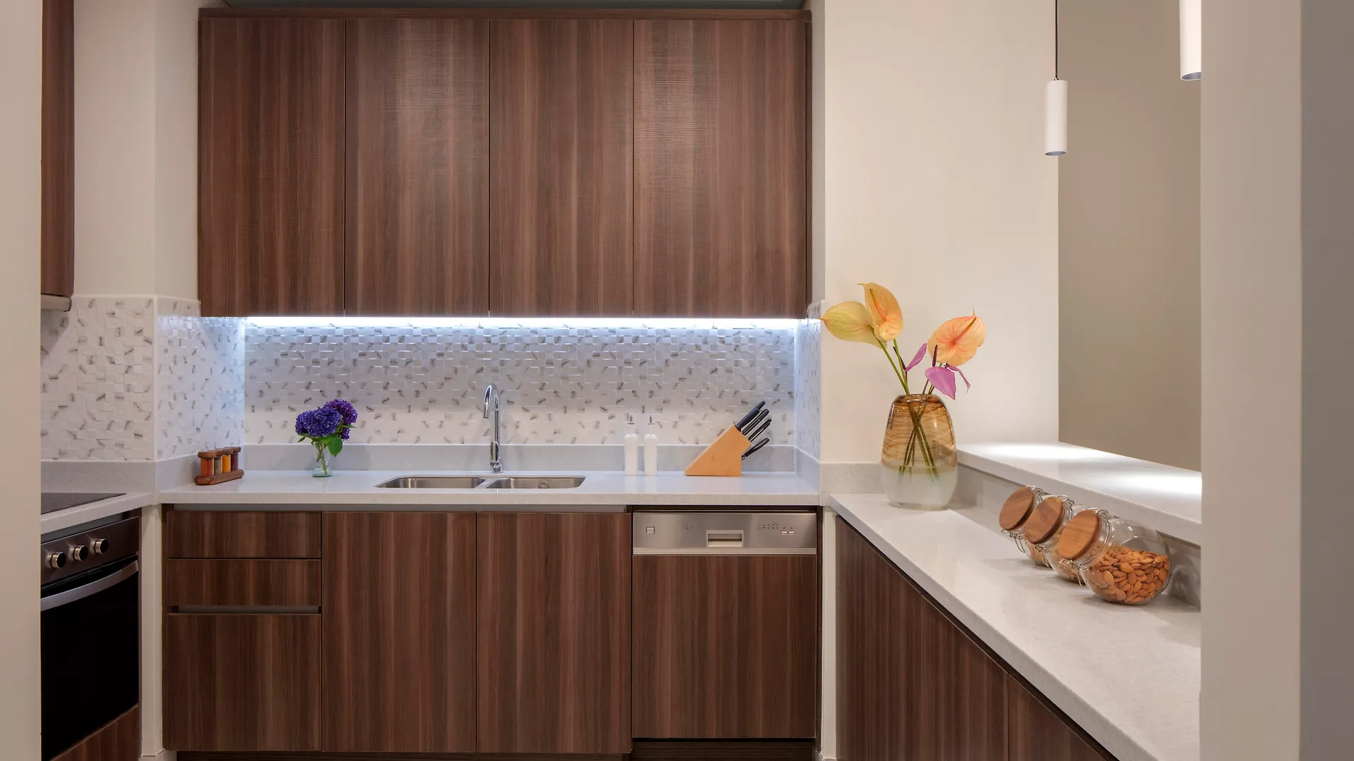 Avani Plus Palm View Dubai Hotel & Suites 5*,