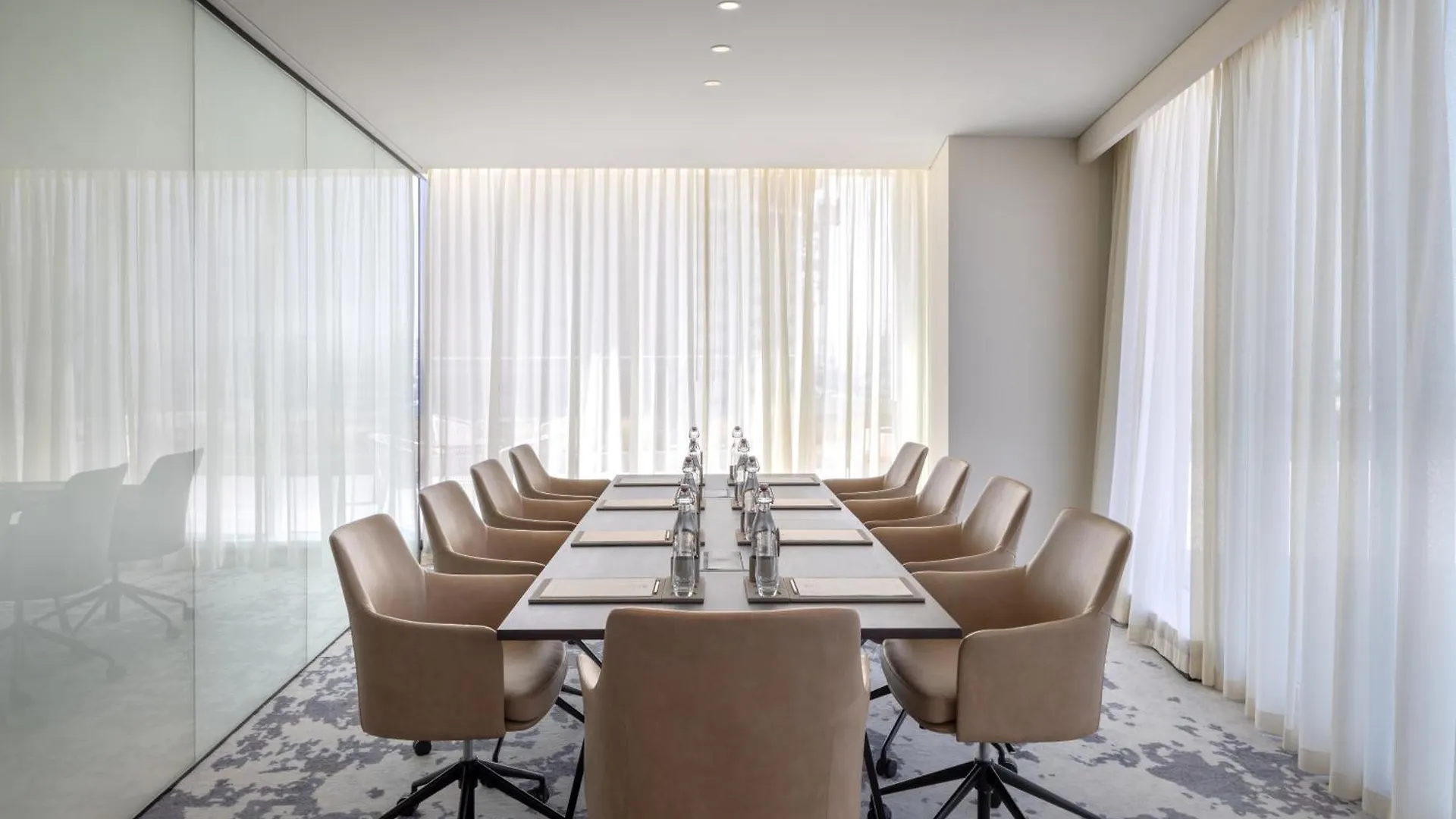 Avani Plus Palm View Dubai Hotel & Suites 5*,  아랍에미리트